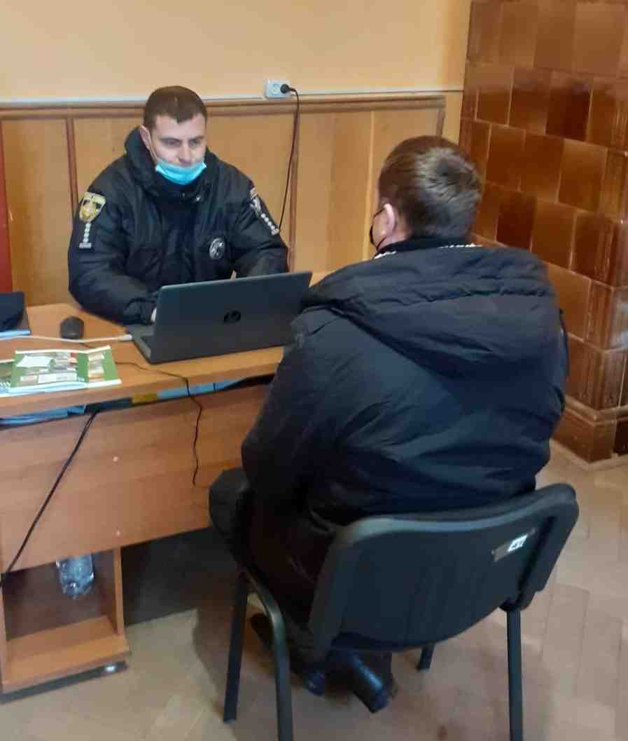 Поліцейські затримали чоловіка, який «замінував» селищну раду у Львівській області