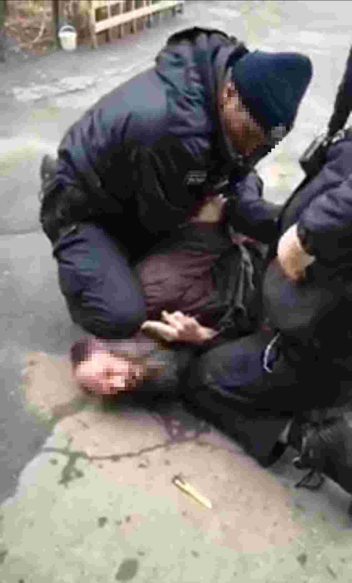 Давили коліном шию та голову: поліцейським з Сумщини повідомили про підозру за жорстке затримання (фото)