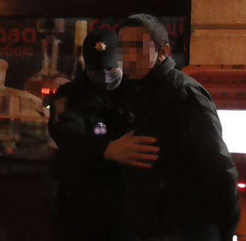 Поліцейські затримали зловмисника, який пограбував перехожого у центрі Львова (фото)