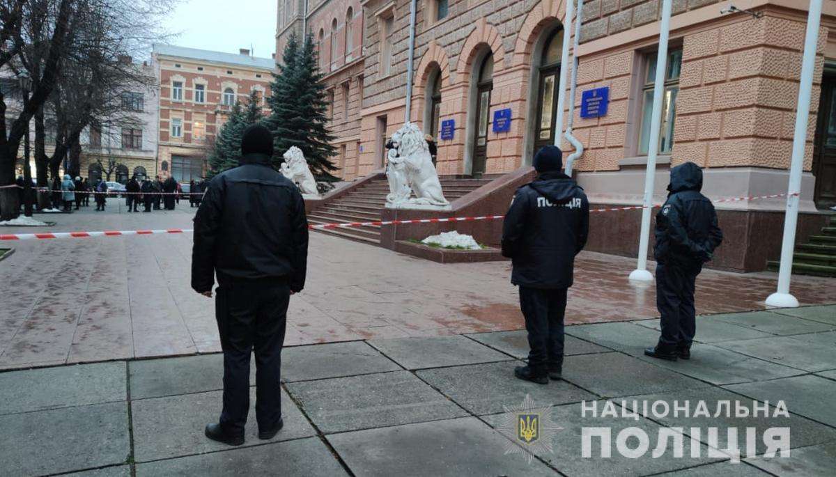 Поліція перевіряє інформацію про замінування Чернівецької ОДА (фото)