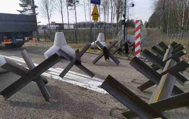Польща розпочинає встановлювати протитанкові «їжаки» на кордоні з росією та білоруссю (ФОТО)