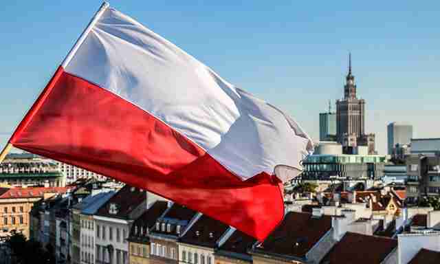 Польща вимагає пояснень від росії через зняття її прапорів з меморіалу в Катині