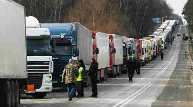 Польські перевізники не досягли домовленостей з Україною і відмовились розблокувати кордон