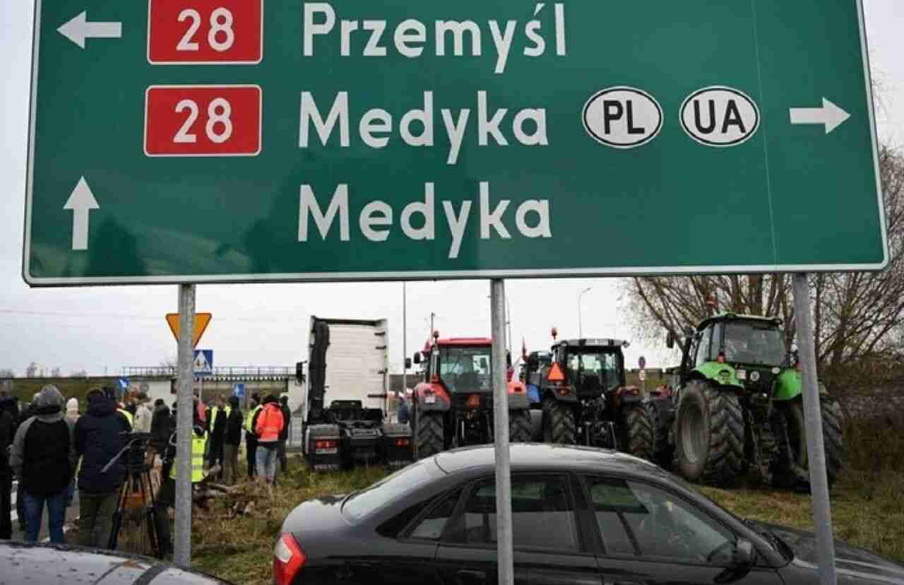 Польські протестувальники обмежили рух автобусів на виїзд з України та вʼїзд в Україну - Державна митна служба