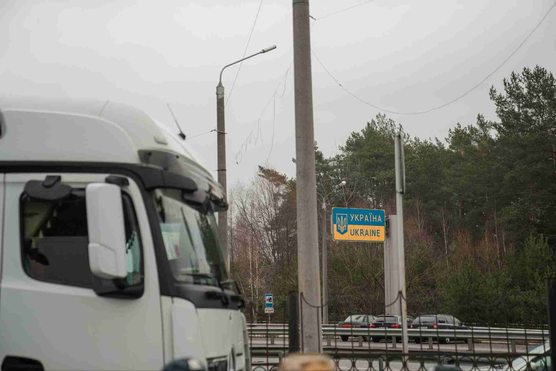 Польські протестувальники разом з поліцією зупиняють на кордоні пасажирські автобуси з України
