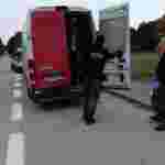 Польські прикордонники затримали українця, який автомобілем популярної кур’єрської фірми перевозив 27 нелегалів (ФОТО)