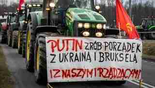 Польському фермеру, який з плакатом закликав путіна «розібратися з Україною», загрожує 5 років ув'язнення
