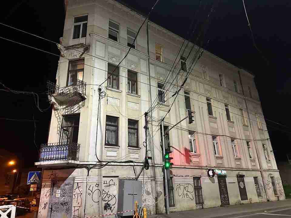 Помер чоловік, який постраждав внаслідок обвалу балкону у Львові (ВІДЕО, ФОТО)