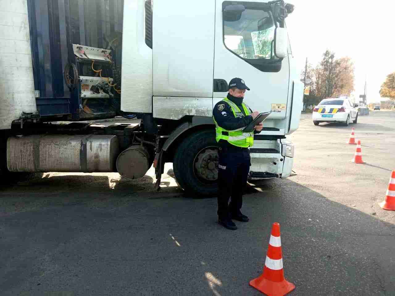 Померла на місці: водій вантажівки збив пенсіонерку на Київщині (ФОТО)