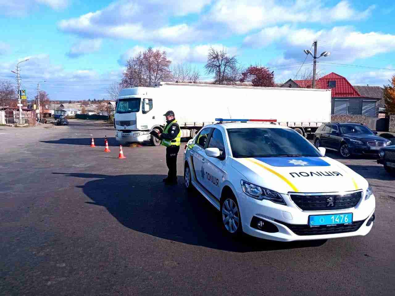 Померла на місці: водій вантажівки збив пенсіонерку на Київщині (ФОТО)