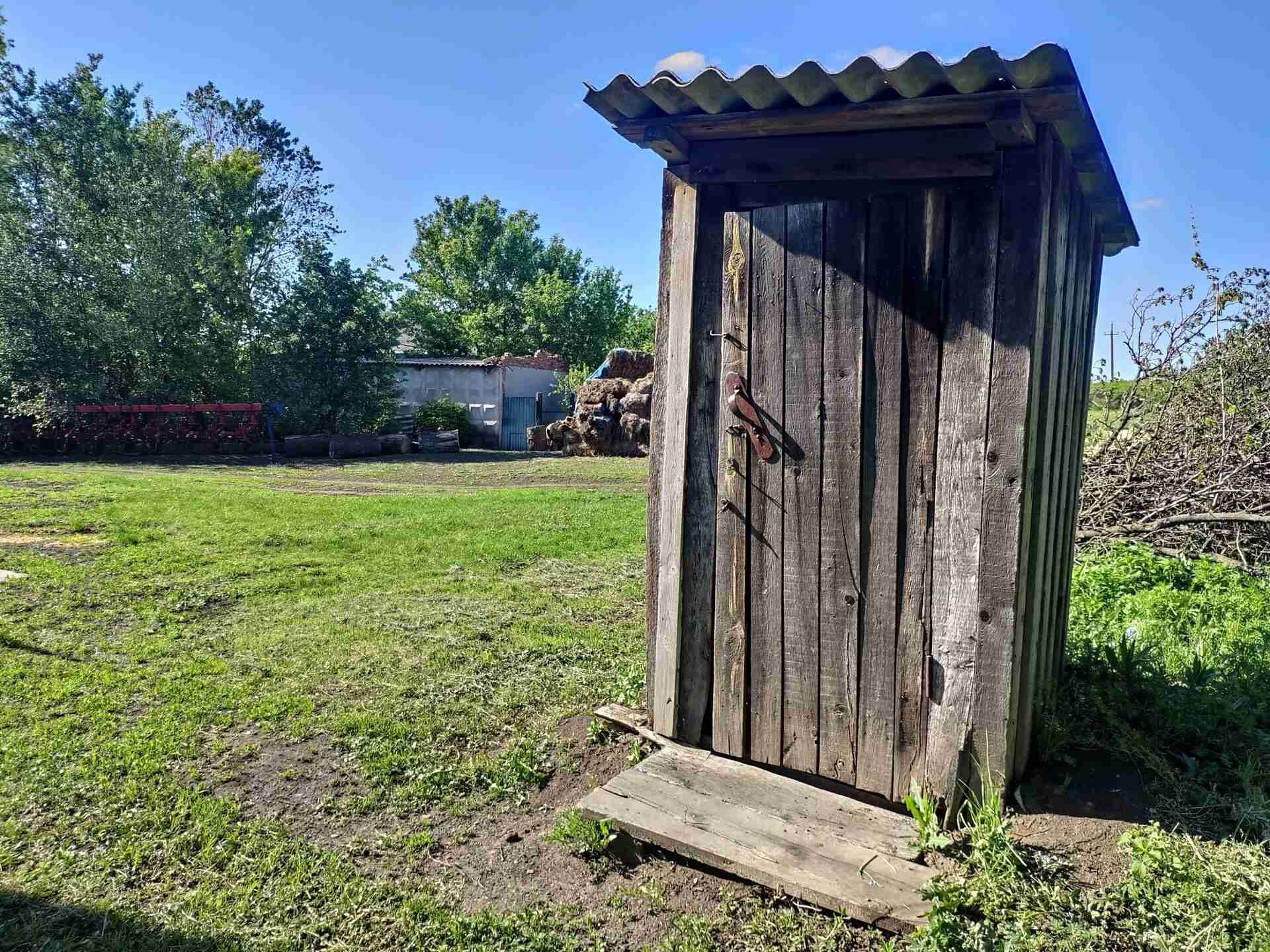 Померла у туалеті: на росії потяг зніс дерев'яний туалет