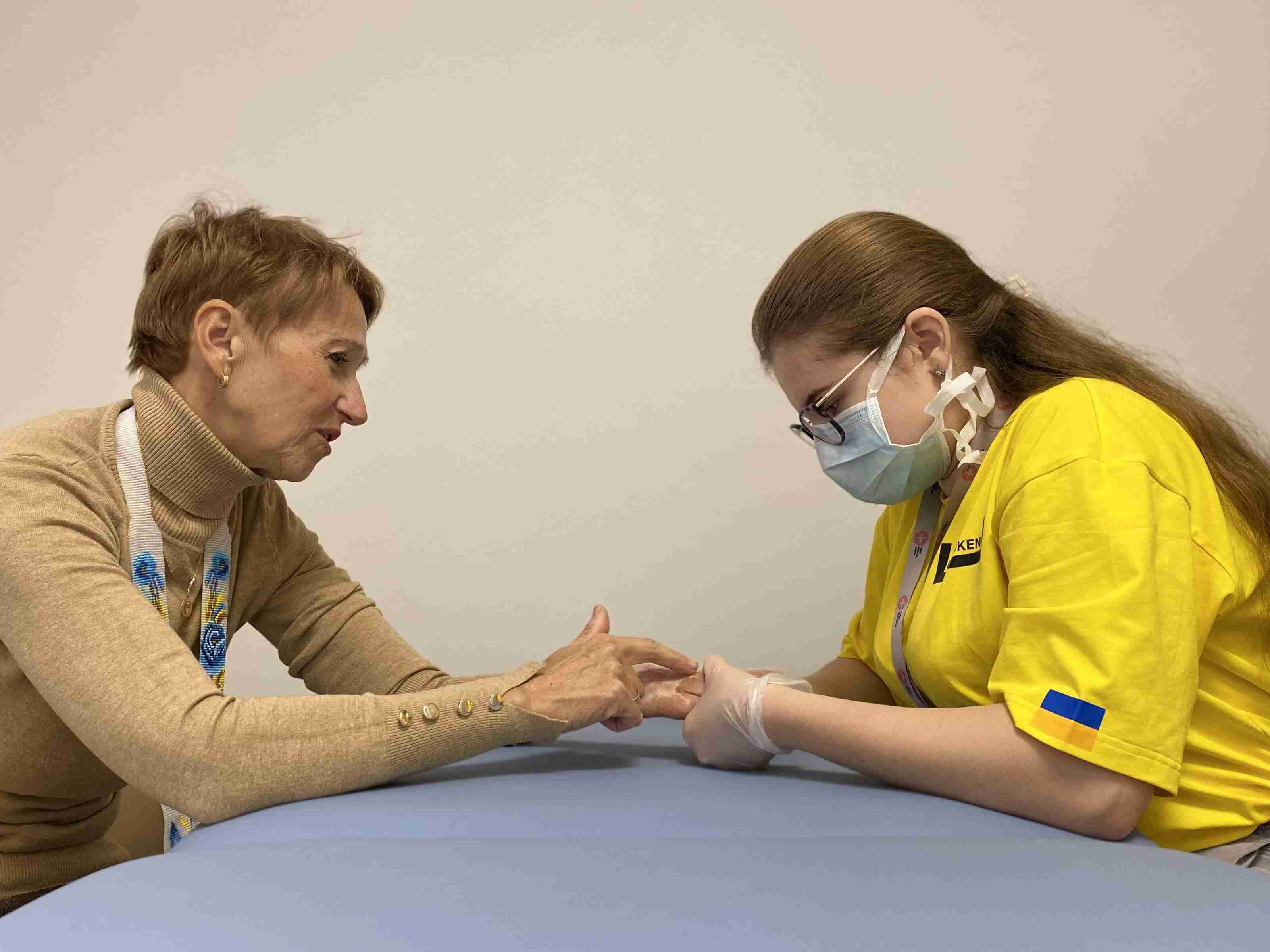 Понівечила руку в січкарні: львівські лікарі зберегли кінцівку жінці (ФОТО)