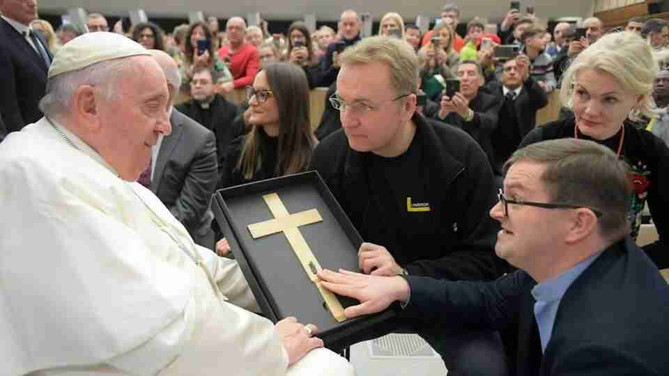 «Поранений хрест»: мер Львова, під час зустрічі з Папою Римським, передав йому символічний подарунок