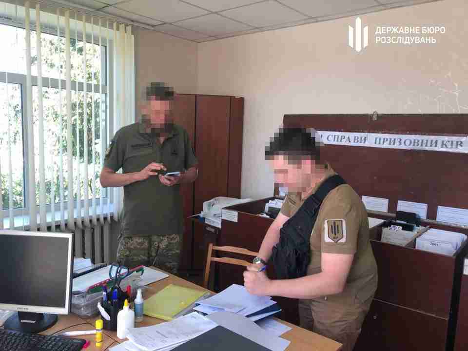 Посадовця ТЦК підозрюють в організації виїзду чоловіків за кордон (ФОТО)