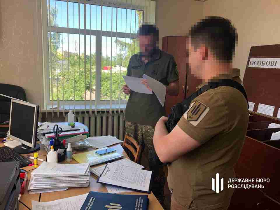 Посадовця ТЦК підозрюють в організації виїзду чоловіків за кордон (ФОТО)