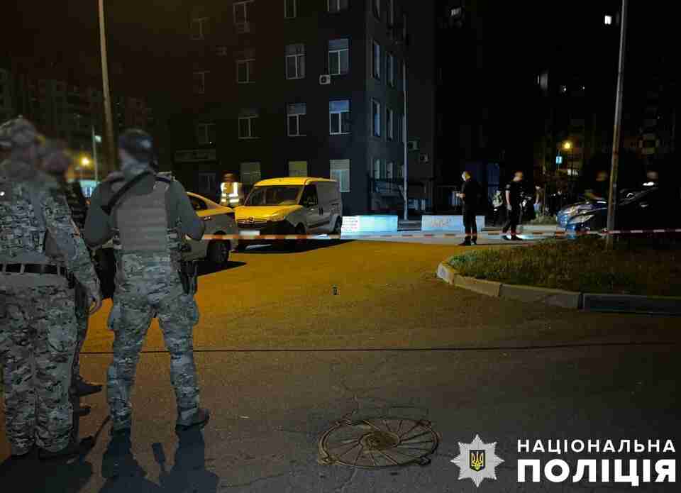 Пошкоджено понад 10 автомобілів: у Києві чоловік підірвав гранату (ФОТО)