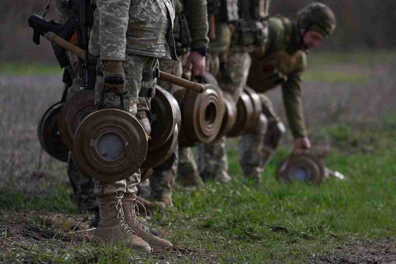 Посилання оборони: Україна укріплює кордон на півночі і встановлює мінні поля(ФОТО)