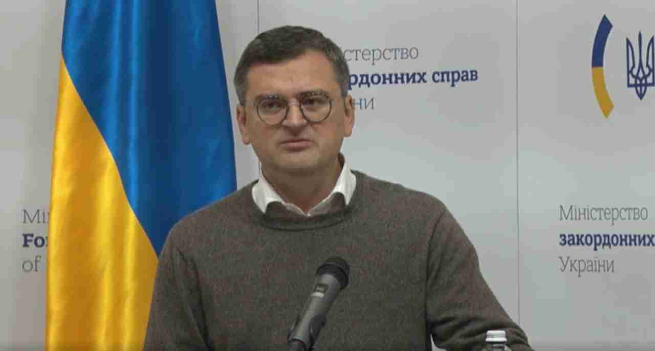 Посольства України отримують погрози: Кулеба розповів про загадкові конверти із червоною рідиною