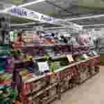 Посуд, шкарпетки, дитячі зошити: супермаркети заклеїли заборонену на період локдауну продукцію (фото)