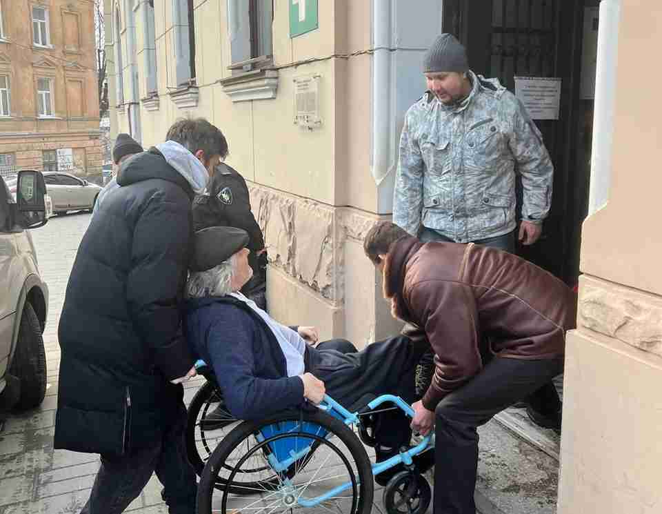 Потребував допомоги після ампутації: у львівському Центрі волонтерства допомогли батьку військового
