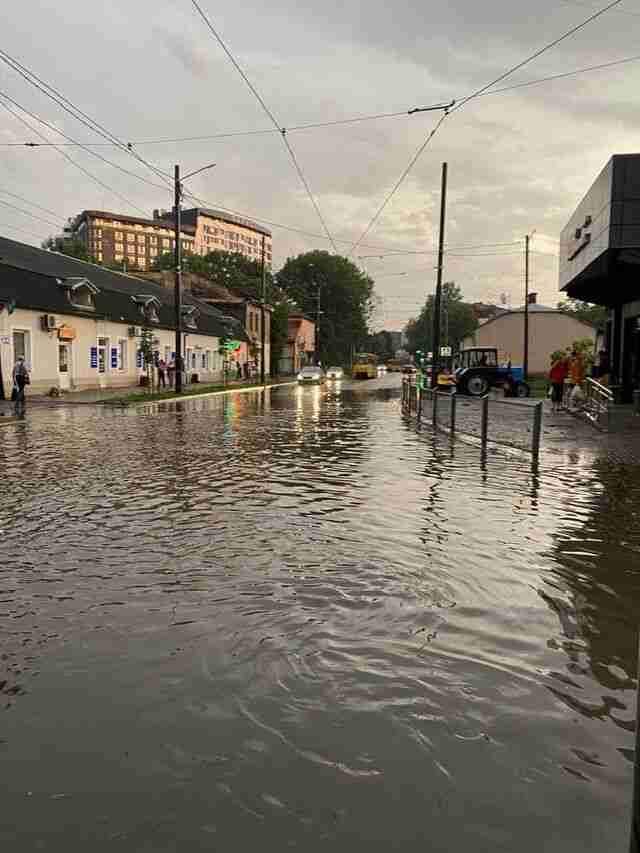 Потужна злива наробила лиха у Львові: пошкоджені автомобілі, лінії електропередач і дахи