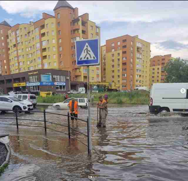 Повалило дерева та затопило вулиці: наслідки негоди у Тернополі (ФОТО, ВІДЕО)