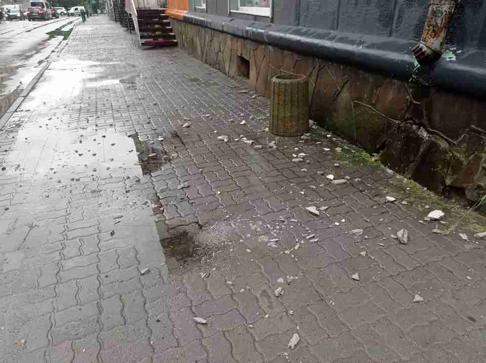 Повалило дерева та затопило вулиці: наслідки негоди у Тернополі (ФОТО, ВІДЕО)