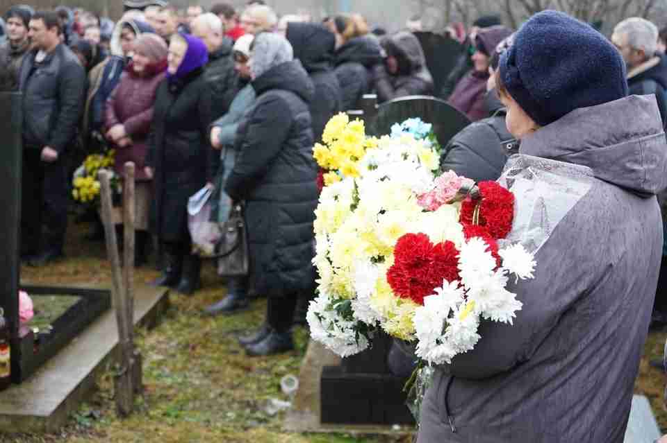 Повістки не чекав: Україна попрощалася з загиблим на війні батьком двох донечок (ФОТО)