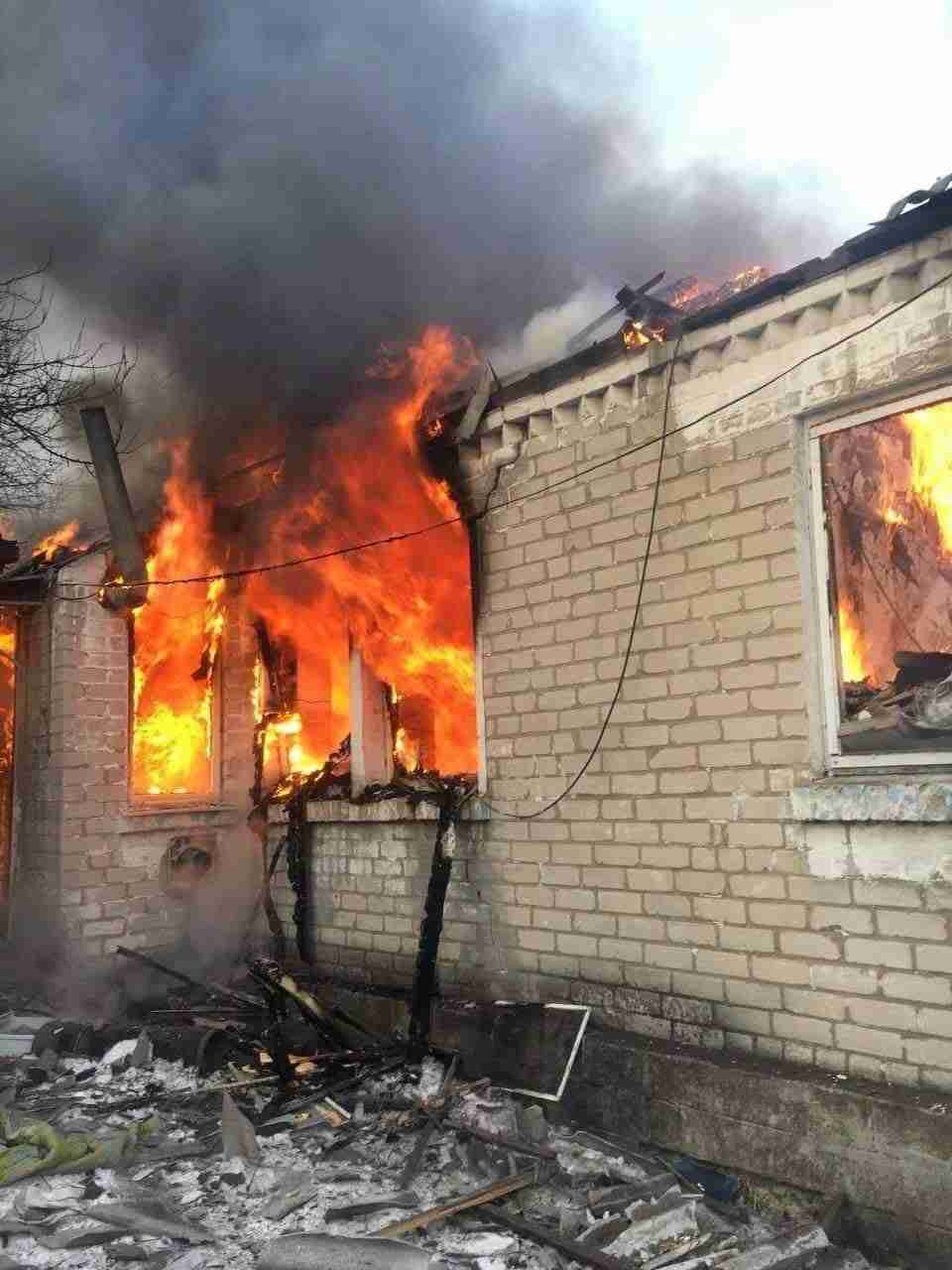 Пожежі після обстрілів: на Луганщині загарбники продовжують руйнувати міста і села (ФОТО)