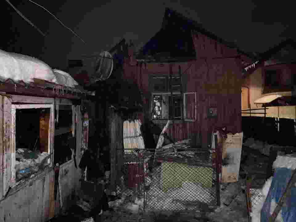 Пожежники врятували 73-річну жінку: за добу в семи житлових будинках на Львівщині сталися пожежі (фото)