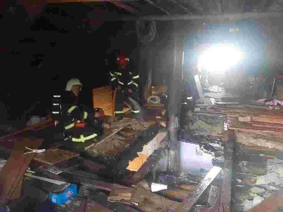 Пожежники врятували 73-річну жінку: за добу в семи житлових будинках на Львівщині сталися пожежі (фото)