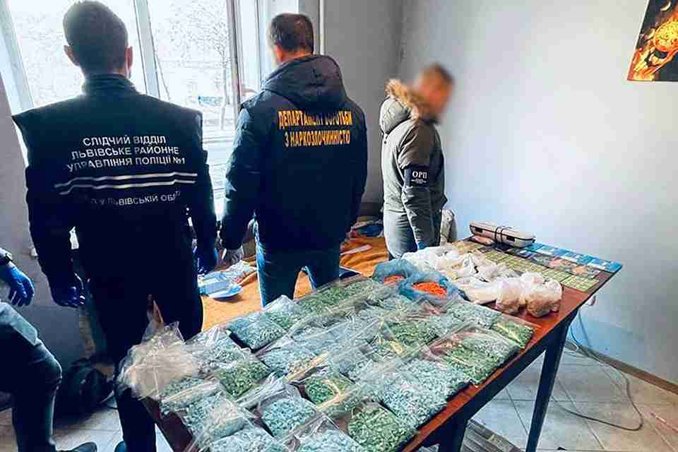 Правохоронці перекрили міжнародний контрабандний канал постачання психотропів до України (ФОТО)