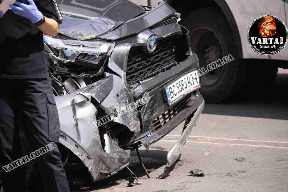 Правоохоронці повідомили про постраждалих у ДТП за участі службового автомобіля поліції у Львові (ФОТО, ВІДЕО)