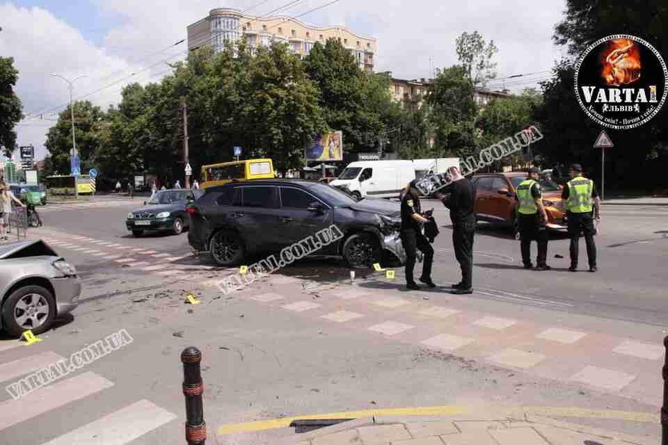 Правоохоронці повідомили про постраждалих у ДТП за участі службового автомобіля поліції у Львові (ФОТО, ВІДЕО)
