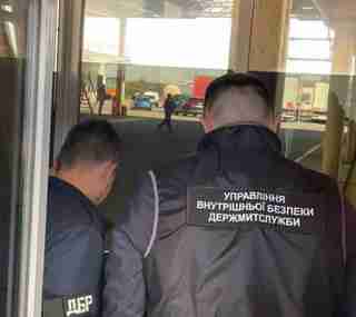 Правоохоронці затримали двох інспекторів Львівської митниці (ФОТО)