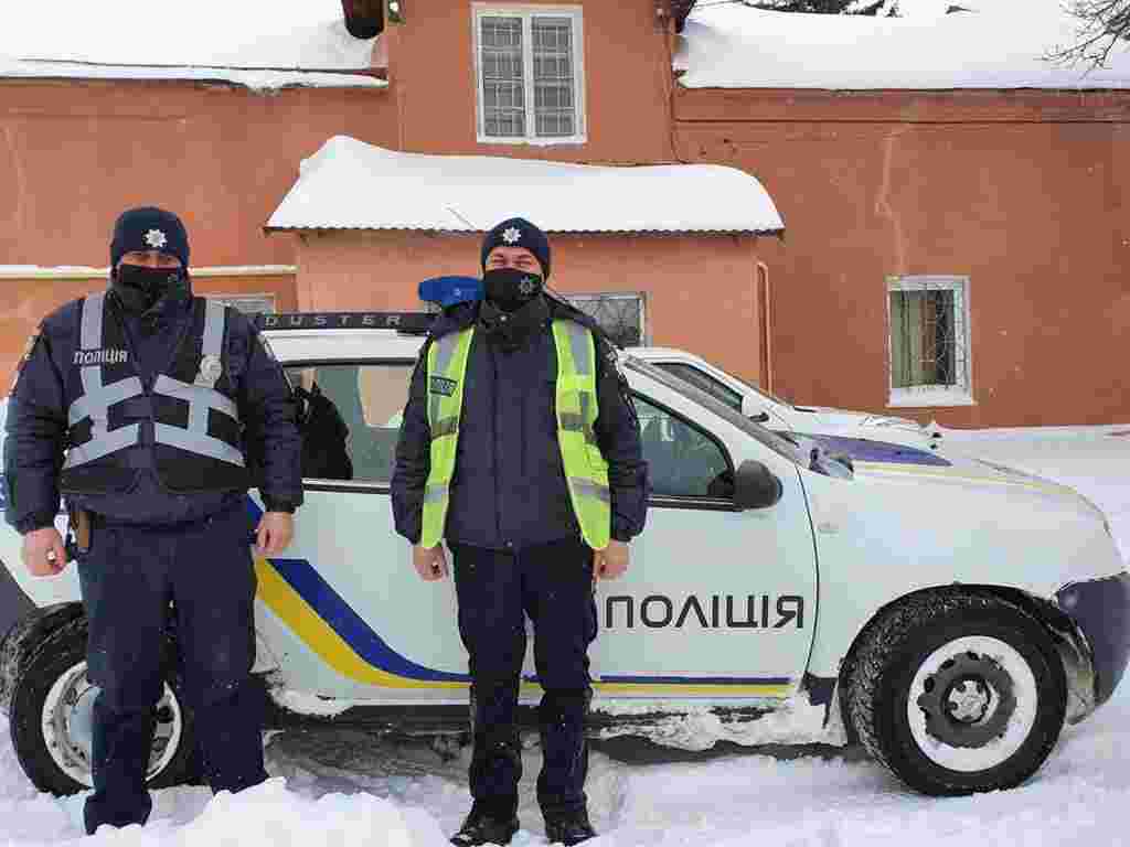 Правоохоронці Львівщини допомогли жінці, яку водій автобуса залишив на зупинці