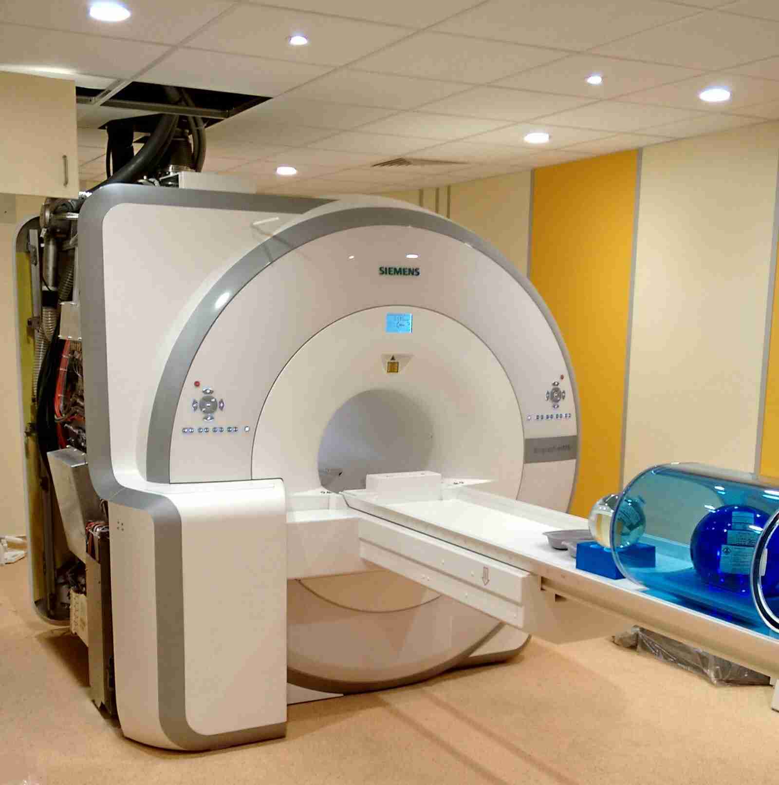 Прем’єр-міністр Польщі планує купити для львівської лікарні МРТ-апарат