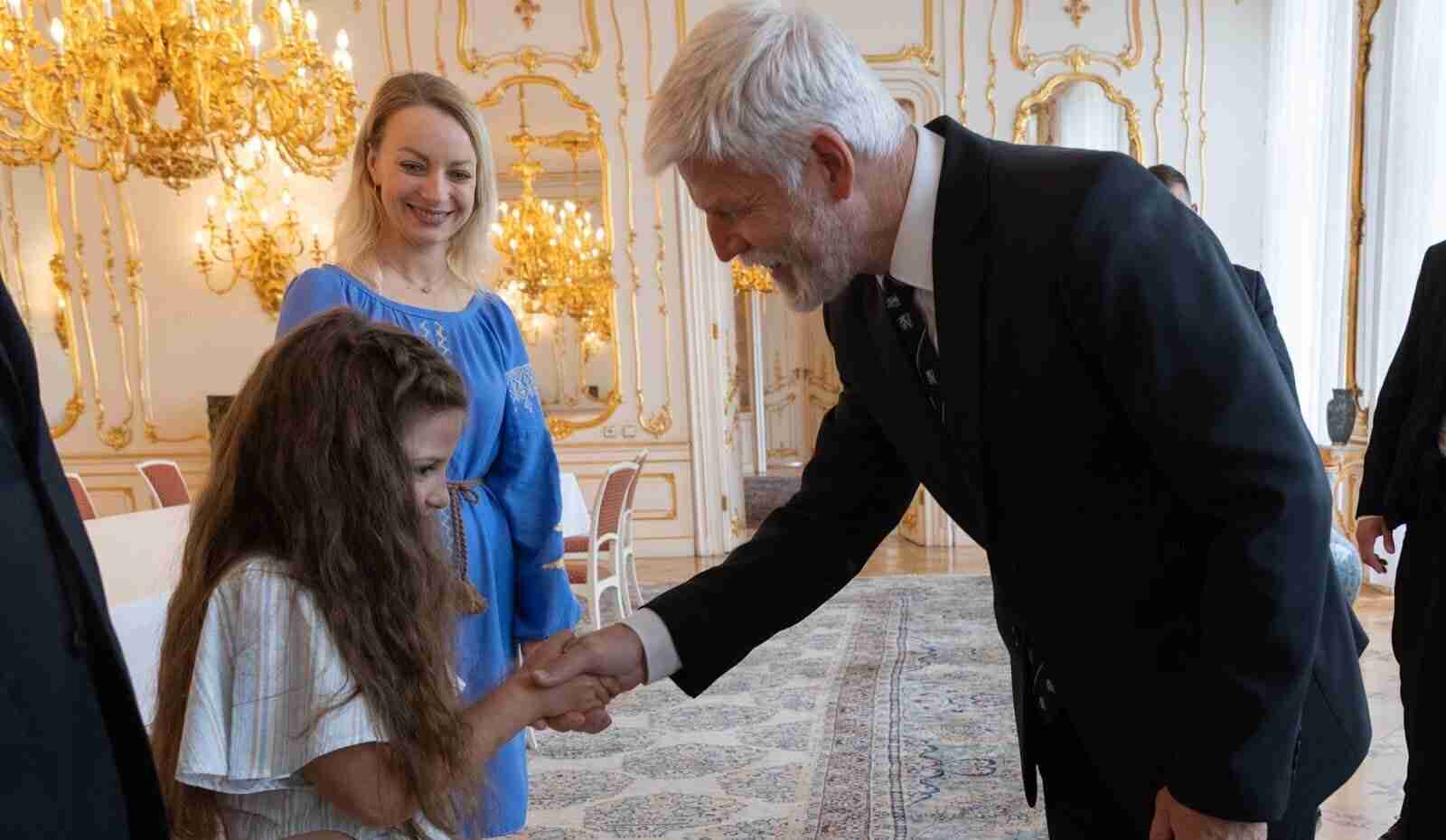 Президент Чехії зустрівся з дівчинкою з України, яку школярі цькували через національність