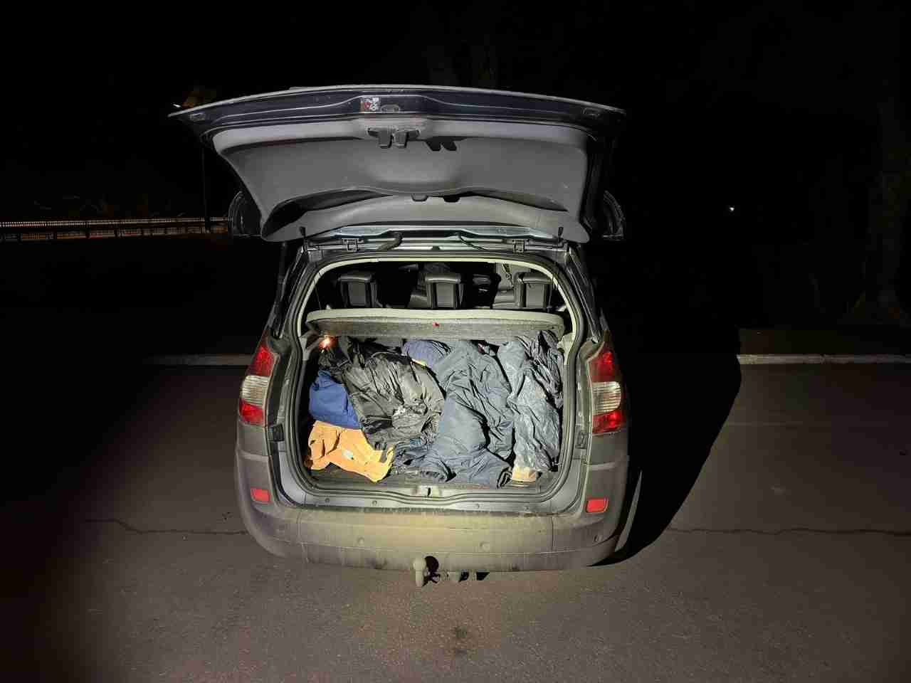 Прикордонники виявили пасажира, який хотів втекти за кордон у багажнику (ФОТО)