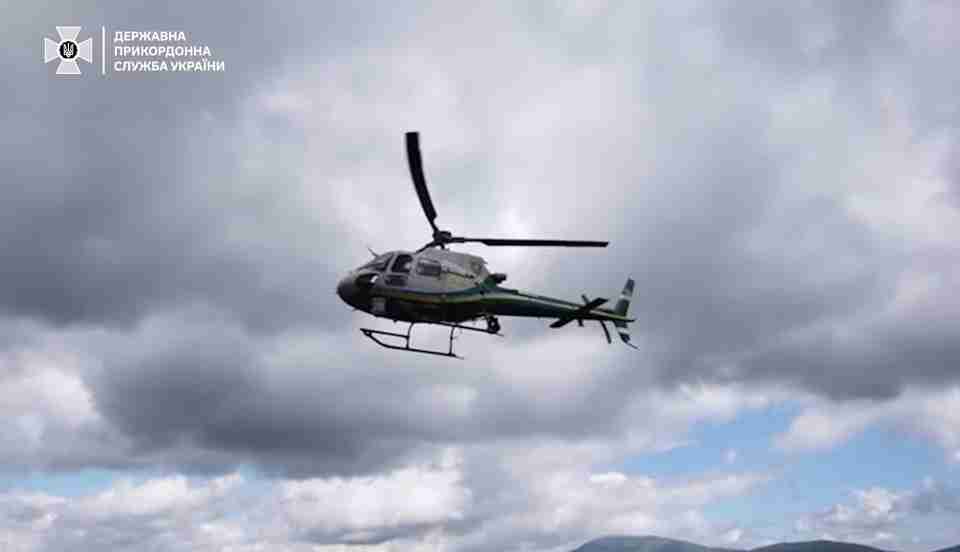 Прикордонники за допомогою гелікоптера виявили і затримали порушників кордону (ВІДЕО)