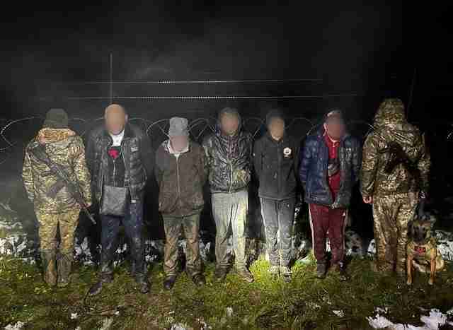 Прикордонники затримали п'ятьох чоловіків, які втікали за кордон