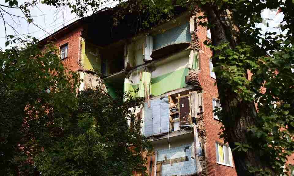 «Приїде і ніде жити буде»: епічне відео моменту падіння будинку мами російського окупанта