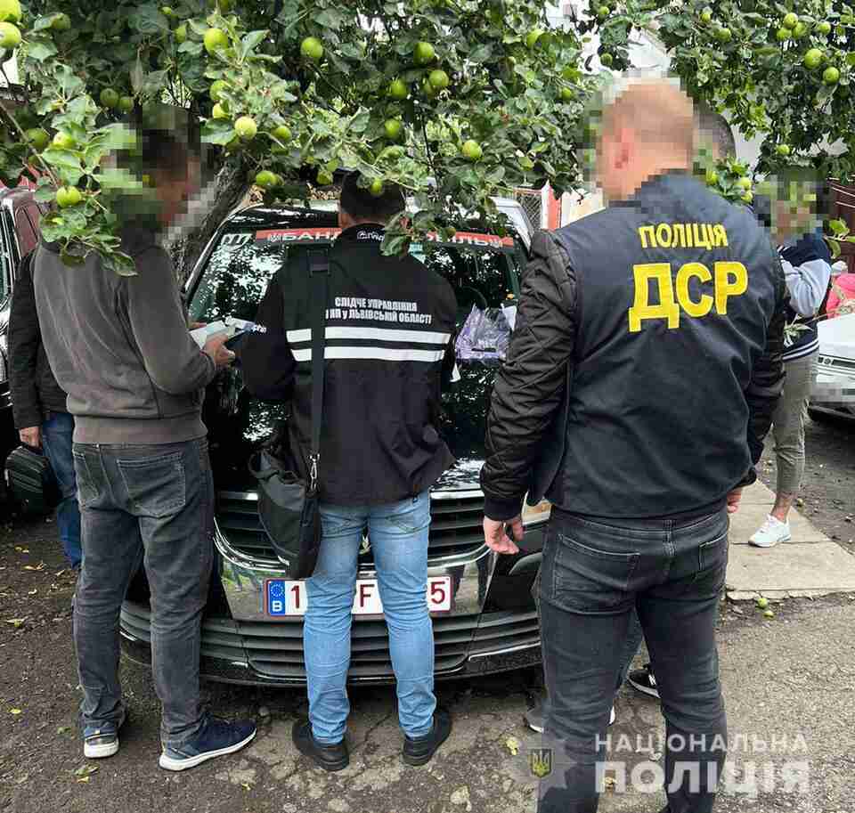 Продали більше 10 «гуманітарних» авто: на Львівщині викрили групу, що торгувала джипами для ЗСУ (ФОТО)