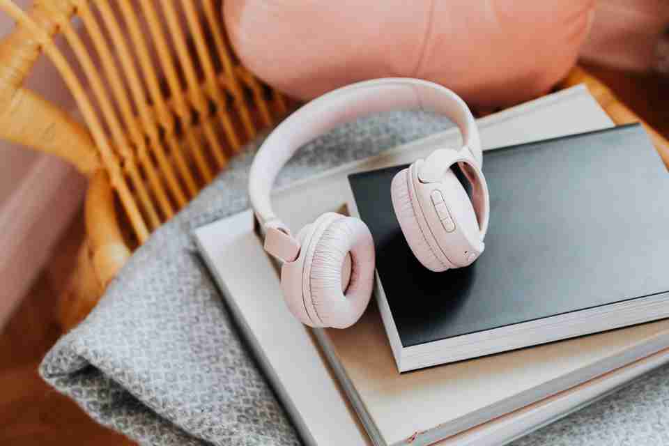 Продавали контрафактні навушники відомого бренду на Львівщині: судитимуть групу осіб