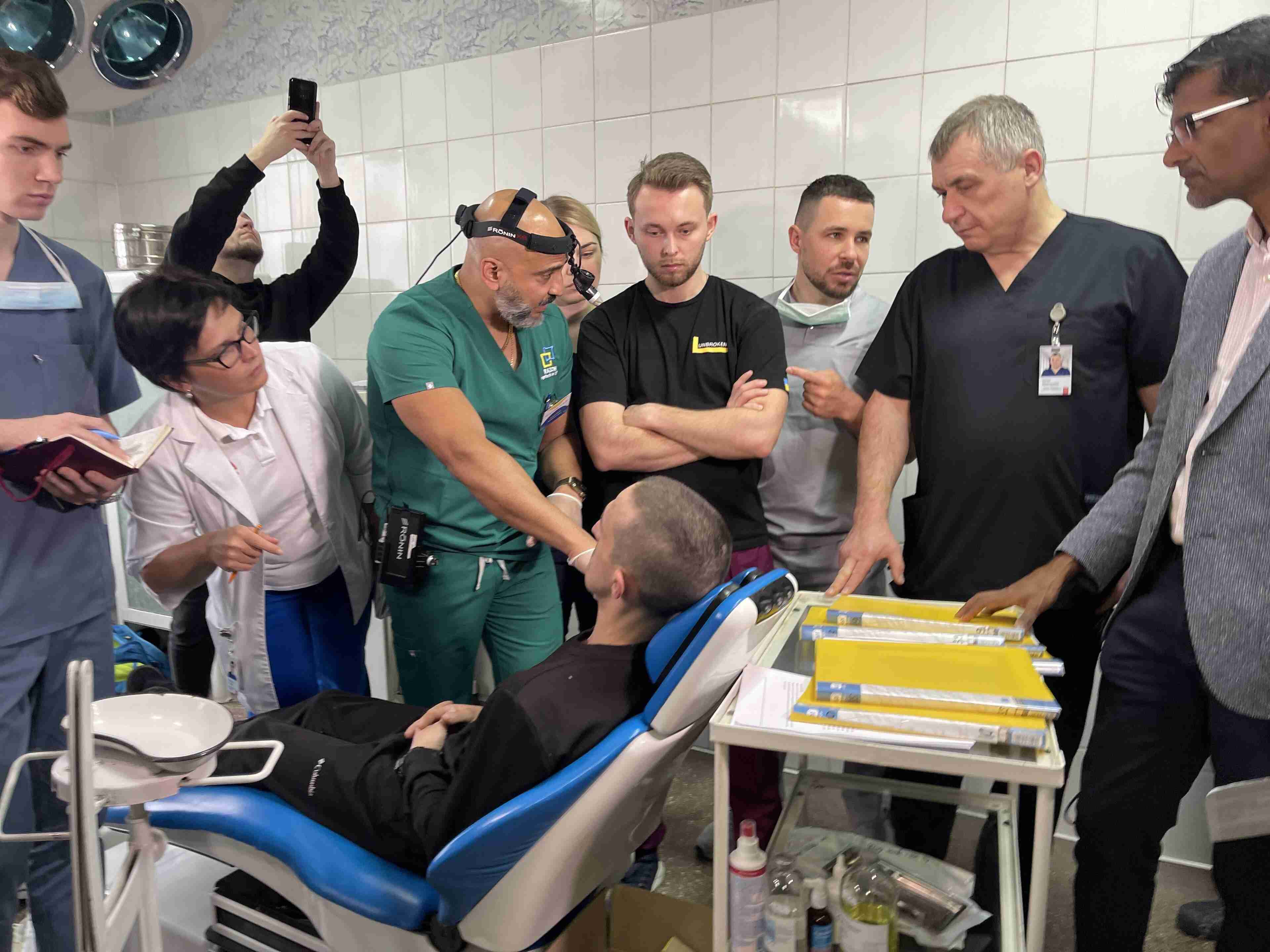 Пройшов перший день місії: у Львові американські пластичні та реконструктивні хірурги відновлюють обличчя пораненим військовим (ФОТО)