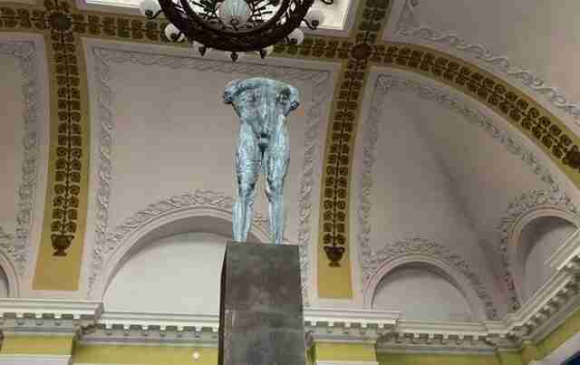 «Прямостоячий» у фоє: митець пояснив, що символізує скульптура на залізничному вокзалі Львова (ФОТО)