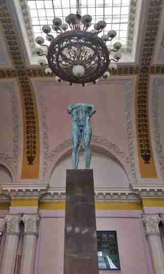 «Прямостоячий» у фоє: митець пояснив, що символізує скульптура на залізничному вокзалі Львова (ФОТО)