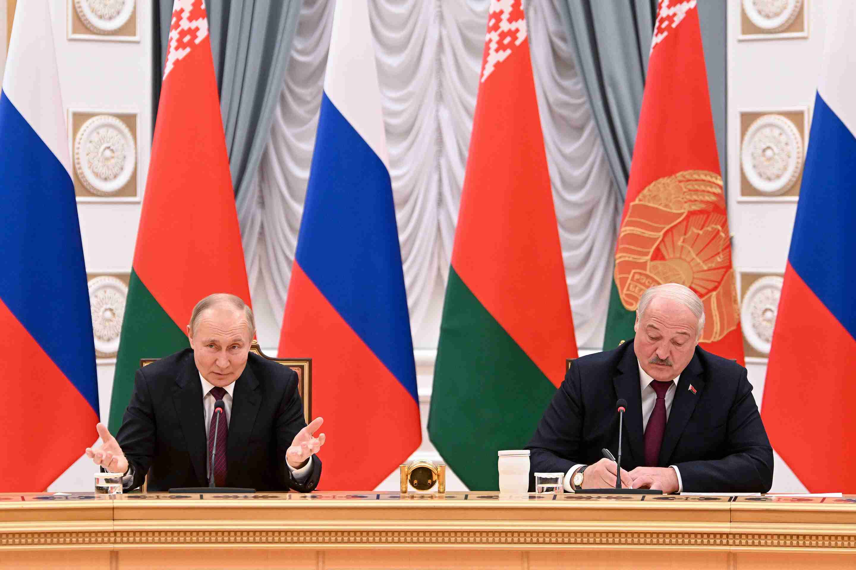 Путін і президент Білорусі Лукашенко уникають згадки про Україну в публічних коментарях на мінському саміті