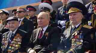 Путіна на параді оточили фейковими ветеранами війни: один розстрілював львів’ян, іншому на початку бойових дій ви повнилося п’ять років (ФОТО)