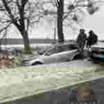 Раптово стало погано за кермом: поблизу Львова автомобіль опинився в кюветі (ФОТО)